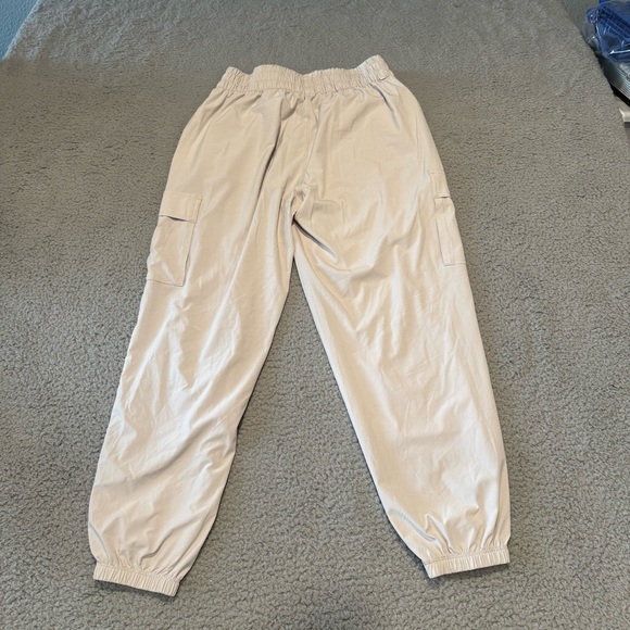 Vuori Womens Cargo Jogger Pants Size Medium Ivory White Drawstring VW4056 - Picture 4 of 12